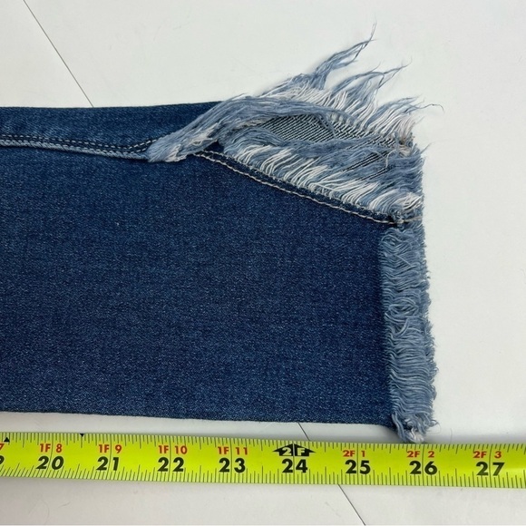 NWT KanCan Junior Women’s Blue Jeans Sz 5/26 Raw Hems W/slit Distressed Stretch - Picture 14 of 15